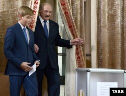 Беларусь президенті Лукашенко ұлы Николаймен президент сайлауында дауыс берген сәт. 11 қазан 2015 жыл.