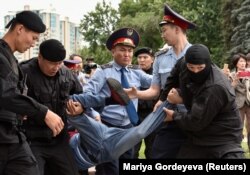 Полиция Астана алаңы маңынан наразылардың бірін әкетіп барады. Алматы, 9 маусым 2019 жыл.