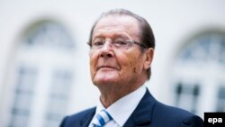 Roger Moore 12 ildə 6 James Bond filminə çəkilib