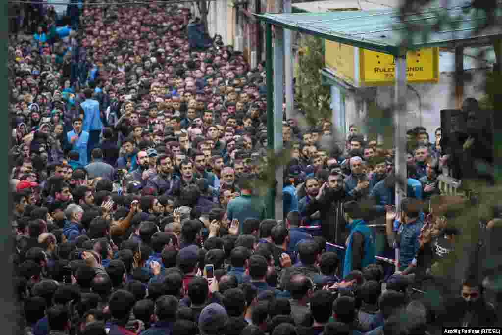 Hacı Şahin Həsənlini dinləməyə gələn minlərlə insanların bir qismi