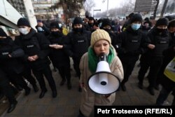 "Oyan, Qazaqstan" қозғалысы белсендісі Әсем Жәпішева Республика алаңында полиция қоршауында тұр. Алматы, 16 желтоқсан 2020 жыл.