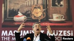 Türkiyə - Pamuk muzeyin açılması ərəfəsində keçirdiyi mətbuat konfransında. 27 aprel 2012