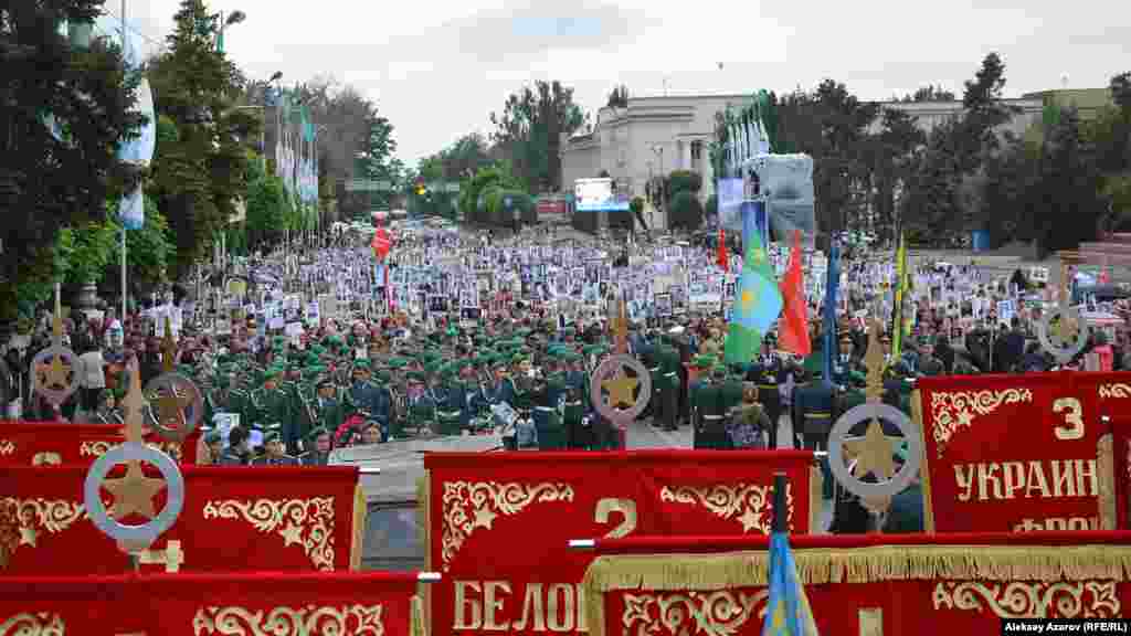 2016 жылы 9 мамырда Алматыда өткен &laquo;Мәңгілік полк&raquo; шеруіне мыңдаған адам қатысты. Өткен жылғымен салыстырғанда биыл адам көп жиналды.