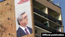 Prezident Serzh Sarkisian-ın seçki plakatı Yerevanda binada.