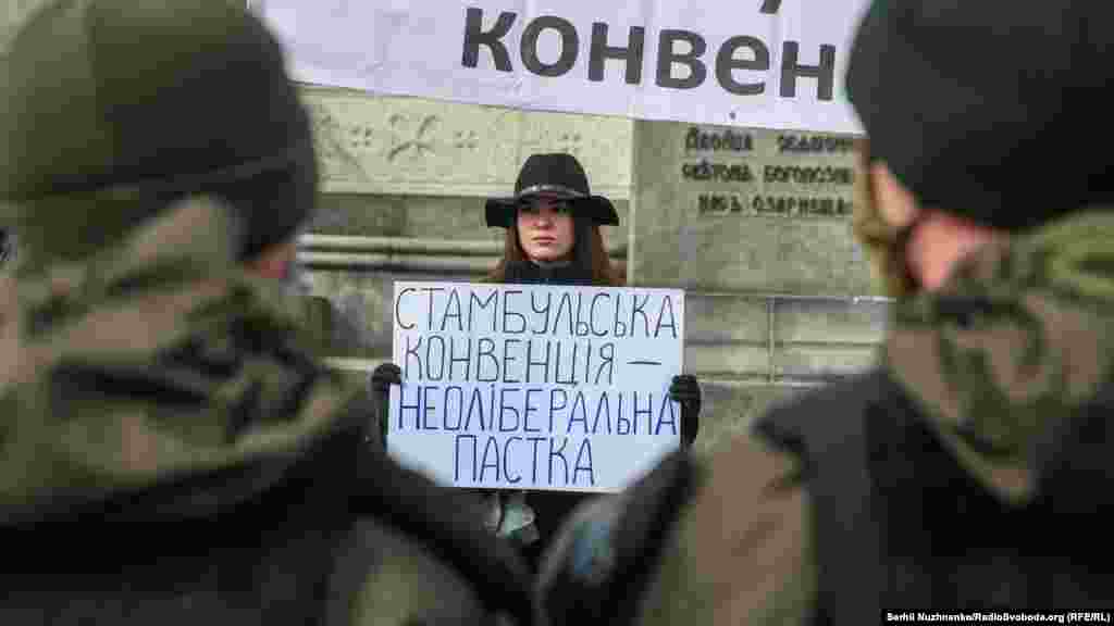 В начале акции на Михайловской площади присутствовали и противники мероприятия &ndash; участники праворадикальной организации &laquo;Традиция и порядок&raquo;, которые заявили про &laquo;операцию по спасению феминисток&raquo;. Они выступают против ратификации Стамбульской конвенции и легализации секс-работы, а также призывают запретить аборты. Их с участниками акции разделяли&nbsp;полицейские оцепления&nbsp;