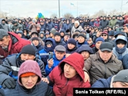 Жаңаөзенде әкімдік алдына жиналып, газ бағасын түсіруді талап етіп тұрған адамдар. Маңғыстау облысы, 3 қаңтар 2022 жыл.