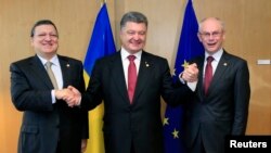 Jose Manuel Barroso, Petro Poroshenko və Herman Van Rompuy - 27 iyun 2014