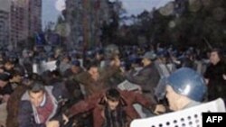 Seçkinin nəticələrinə etiraz edən müxalifət tərəfdarlarının mitinqinin dağıdılması, Bakı, 26 noyabr 2005