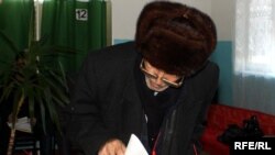 Azerbaijan – an old man votes for local elections in Baku, 23Dec2009