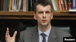 Rusiyalı milyarder Mikhail Prokhorov Moskvada mətbuat konfransı zamanı. 14 sentyabr 2011