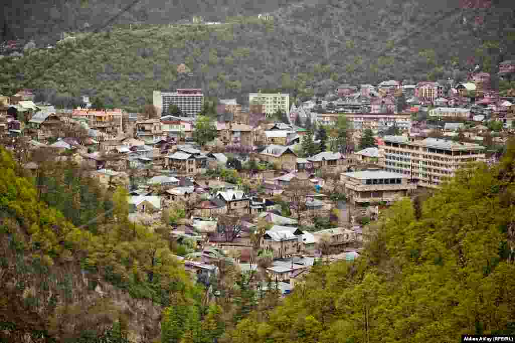 Gürcüstanın təqribən 15 minlik Borjomi şəhəri keçmiş Sovet ölkələri içində tanınmış şəhərlərdən biridir. Gürcüstanın əsas ixrac məhsullarından Borjomi mineral sularının qaynadığı bu şəhər həm də ölkənin əsas turist qəbul edən yerlərindən biridir.