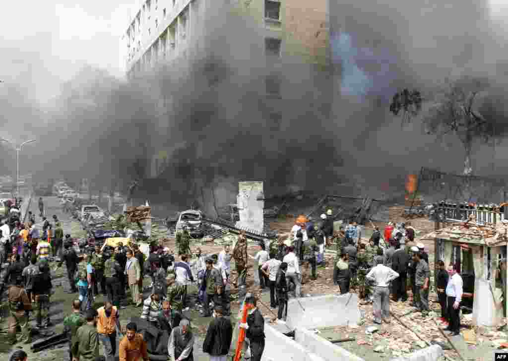 Syria -- Security forces and onlookers gather at the scene of a deadly car bomb explosion which rocked central Damascus, 08Apr2013