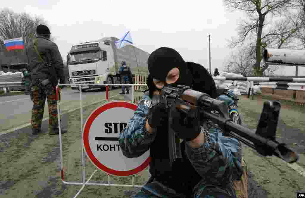 Özünü Ukraynada ləğv edilmiş elit polis dəstəsi olan Berkut-un əsgəri kimi təqdim edən maskalı adam Krımda Qara Dənizə gedən əsas magistral yollardan birində Rusiya donanması və dövlət bayrağının altında postda keşik çəkir.