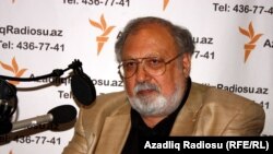 Rüstəm İbrahimbəyov AzadliqRadiosunun Bakı bürosunda, 7 may 2010