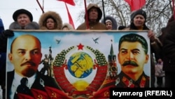 Плакат со Сталиным на митинге местной ячейки КПРФ в Севастополе