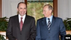 Robert Koçaryan(solda) və Vladimir Putin (2007-ci il)