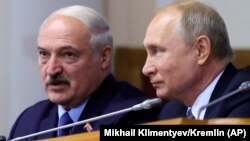 Vladimir Putin (sağda) və Alyaksandr Lukashenka ötən il Sankt Peterburqda