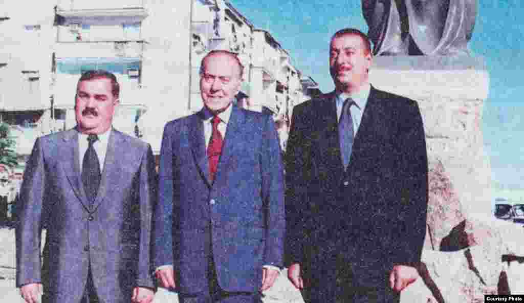 Vasif Talıbov (soldan birinci) ke&ccedil;miş prezident Heydər Əliyev (mərkəzdə) və İlham Əliyevlə