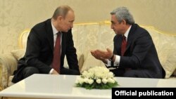 Arxiv foto: Rusiya prezidenti Vladimir Putin (solda) ermənistanlı həmkarı Serzh Sarkisianla.