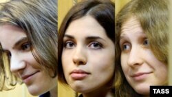 "Pussy Riot" həbsdə olan üzvləri - Yekaterina Samuseviç, Nadejda Tolokonnikova və Maria Alyoxina