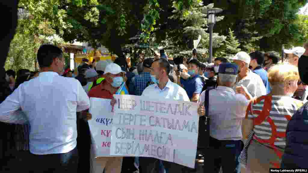 Алматыда митингіге келген жұрт.&nbsp;Алматыда полиция, арнайы жасақ наразылық шарасына келгендерді &quot;митинг орнына&quot; жібермей қоршап алды.&nbsp;